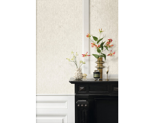 Cameră de zi cu tapet cu model, șemineu și vaze cu flori