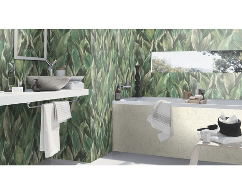 Baie cu tapet cu model de frunze, chiuvetă și cadă