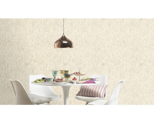 Scenă cu un grup de masă în fața unui perete cu tapet de plută