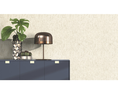 Scenă decorativă cu comodă, lampă, vază cu plantă și cactus