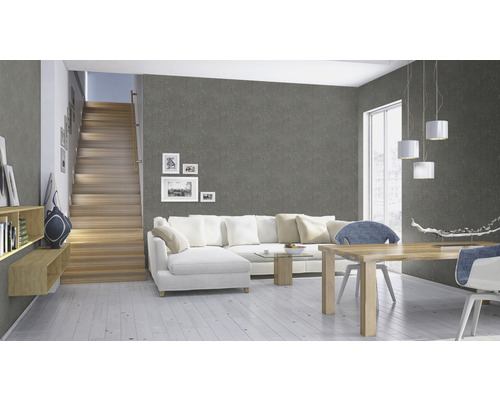 Living cu tapet gri, scară, canapea albă și masă din lemn