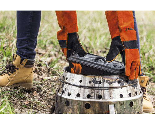 Cuptor olandez cu mănuși pe sobă