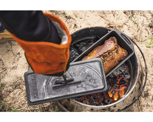 Coacere pâine în cuptor olandez cu vas Petromax și mănușă