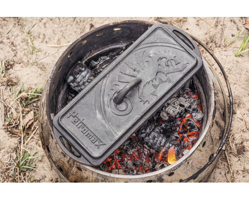 Vasă olandeză Petromax cu capac pe grătar cu cărbune