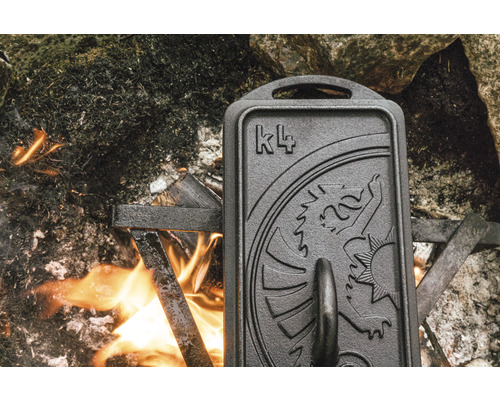 Capac olandez din fontă cu ornament și vatră deasupra focului