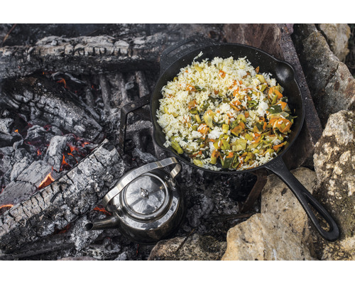 Tigaie din fontă cu orez și legume la foc de tabără cu ceainic