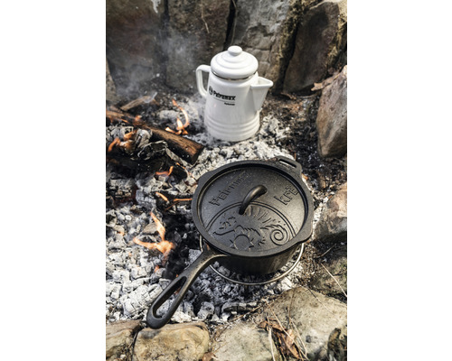 Cafetiera Petromax și ceaun de fontă deasupra focului deschis