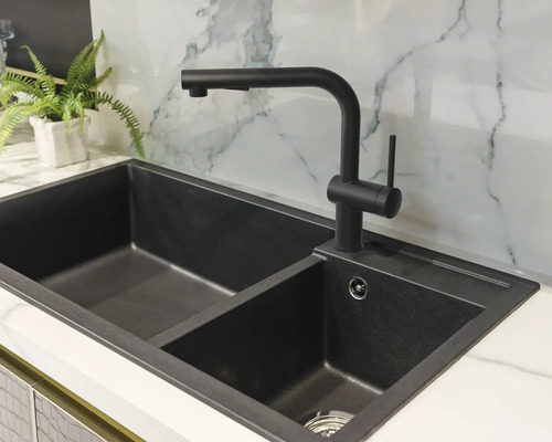 Chiuvetă dublă cu baterie neagră într-o bucătărie modernă