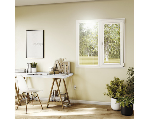 Birou luminos cu birou, scaun și o fereastră din plastic alb.