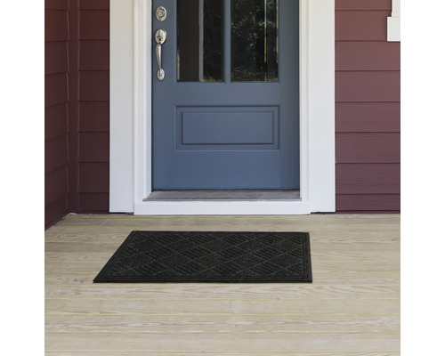 Covoraș de ușă în fața unei uși de intrare pe o verandă