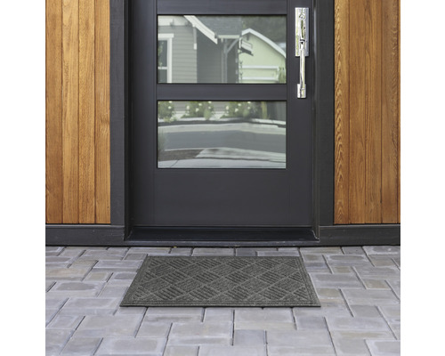 Covoraș de intrare în fața unei uși de intrare cu fereastră