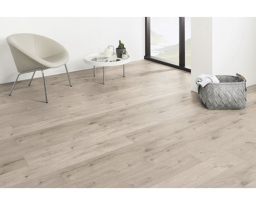 Cameră luminoasă cu parchet laminat, scaun, masă și decorațiuni