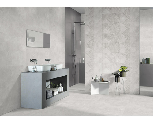 Baie cu lavoar, oglindă, duș și faianță