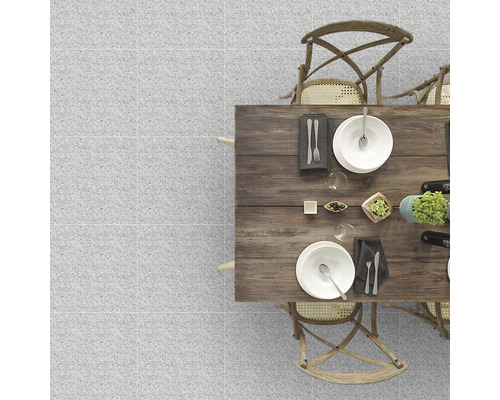 Scenă cu gresie, masă și scaune