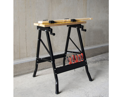 Banc de lucru cu scule și grindă de lemn