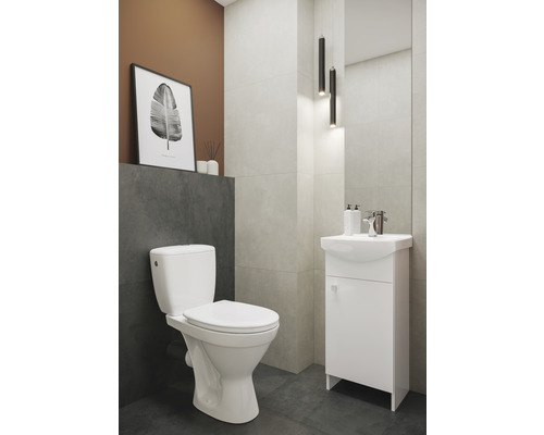 Baie modernă cu toaletă, chiuvetă și oglindă