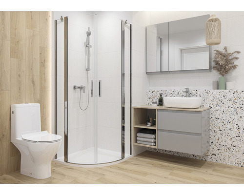 Baie modernă cu toaletă, duș, chiuvetă și oglindă