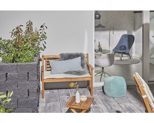 Terasa cu bancă din lemn, jardinieră, măsuță laterală și pernă de șezut