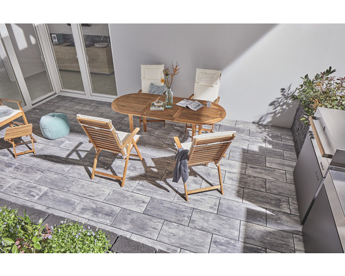 Terasa cu mobilier de grădină din lemn și pavaj