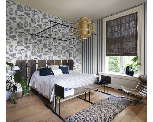 Dormitor cu pat cu baldachin, tapet cu model și fereastră cu jaluzea