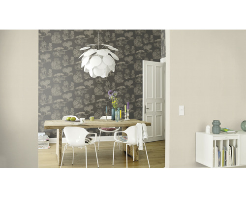 Sufragerie cu masă, scaune și tapet cu model