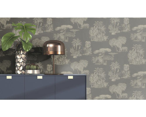 Ambianță decorativă de locuit cu tapet, comodă, lampă și plante