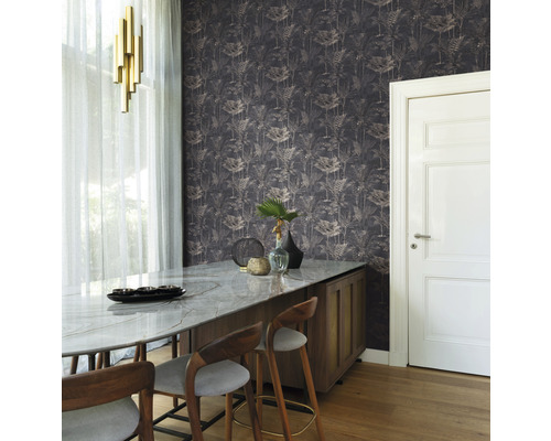 Design interior cu tapet cu model, masă și scaune