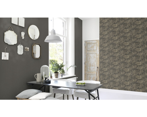 Cameră de zi cu diverse oglinzi pe perete, masă de sufragerie și tapet cu model floral