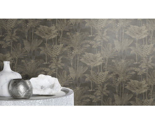 Prim-plan cu un perete cu tapet cu model de junglă cu palmieri, plus o vază, un suport pentru lumânare de ceai și un cristal alb pe o masă