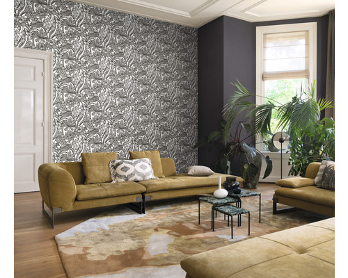 Sufragerie cu tapet cu model, canapea și covor