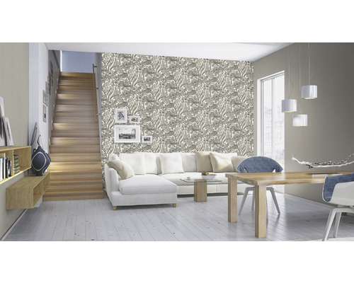 Living cu tapetă cu model floral, canapea, masă și scări