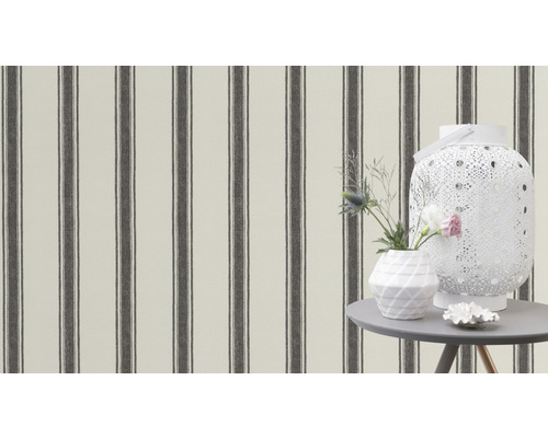 Cameră decorativă cu tapet cu dungi, felinar și flori