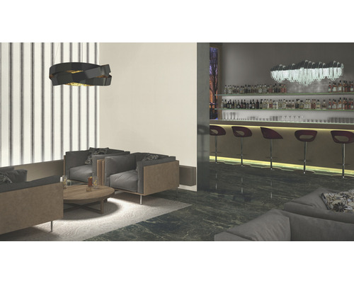 Interior cu scaune, bar și iluminat.