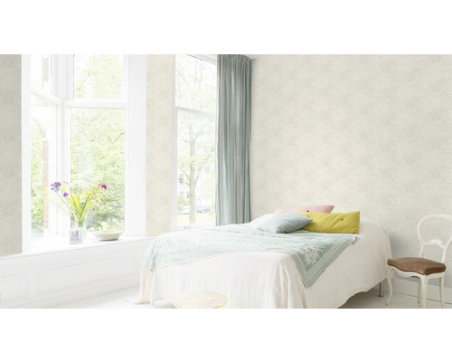 Dormitor luminos cu tapet cu model, pat și fereastră.