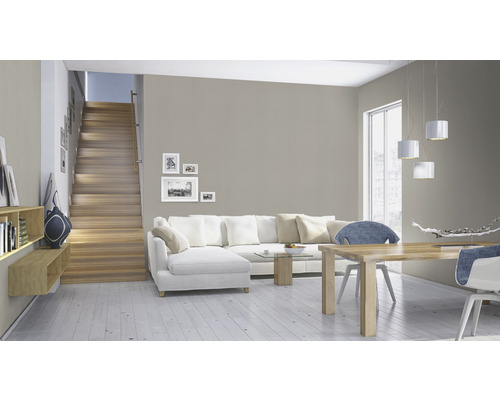 Cameră de zi cu scară, canapea, masă și scaune