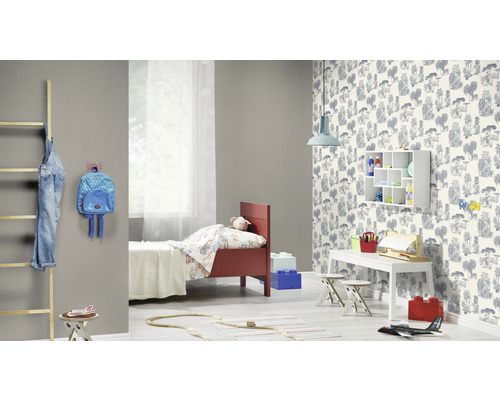 Cameră luminoasă pentru copii cu mobilier și tapet cu motive animale