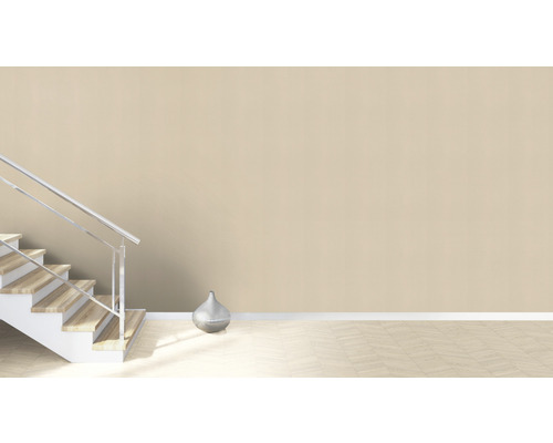 Cameră luminoasă cu scară, balustradă metalică și decorațiuni