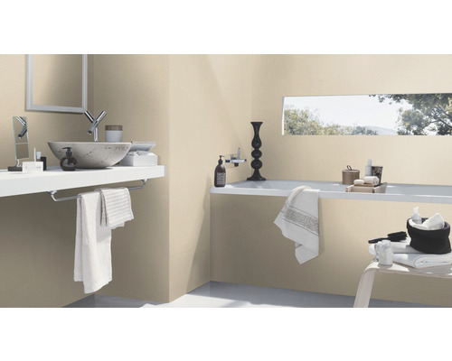 Baie luminoasă cu chiuvetă, cadă și pereți bej