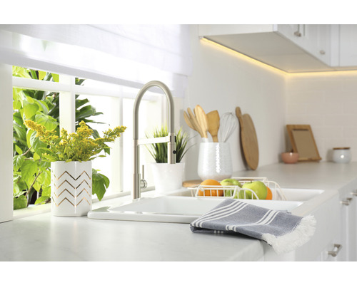 Chiuvetă cu robinet și decorațiuni de bucătărie într-un design luminos de bucătărie