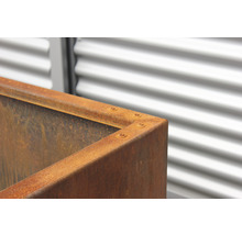 Imagine detaliată a unui jardiniere metalic cu aspect ruginit