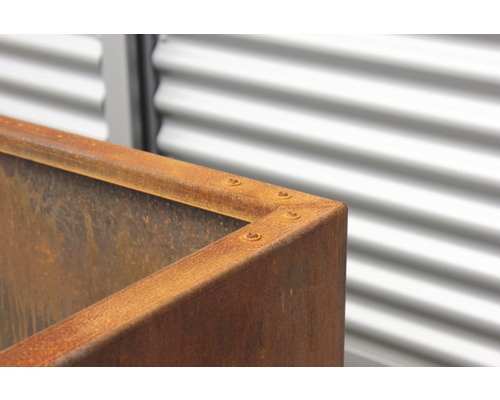 Imagine detaliată a unui jardiniere metalic cu aspect ruginit