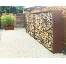 Grădină cu depozit de lemne și potecă de pietriș