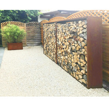 Grădină cu cutii metalice de depozitare a lemnului și lemn depozitat