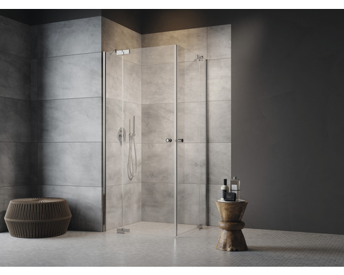 Baie cu cabină de duș pe colț și scaune ca spații de depozitare