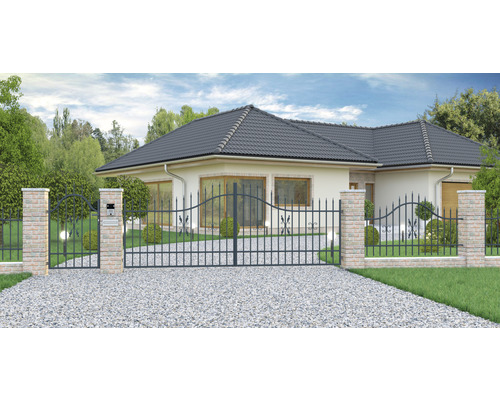 Casă unifamilială cu poartă de acces metalică și stâlpi din zidărie