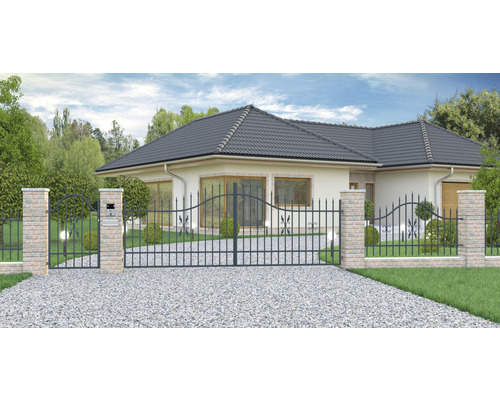 Casă unifamilială cu poartă de intrare și gard