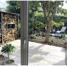 Vedere spre grădină cu suport de lemn, iaz și mobilier de grădină