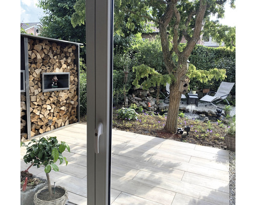 Vedere spre grădină cu suport de lemn, iaz și mobilier de grădină