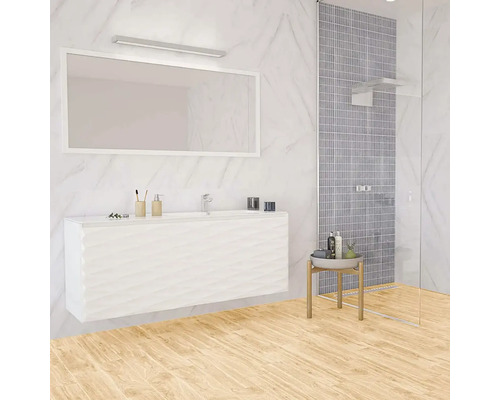 Baie luminoasă cu dulap sub chiuvetă, oglindă, duș și podea din lemn