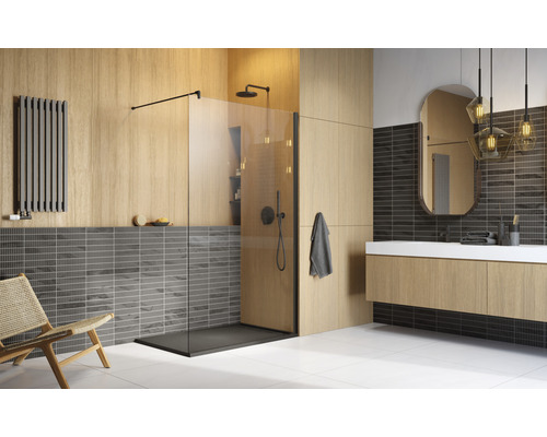 Baie modernă cu duș walk-in, dulap sub chiuvetă și radiator